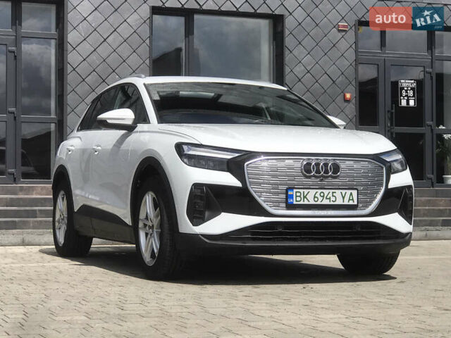 Белый Ауди Q4 e-tron, объемом двигателя 0 л и пробегом 55 тыс. км за 27600 $, фото 1 на Automoto.ua