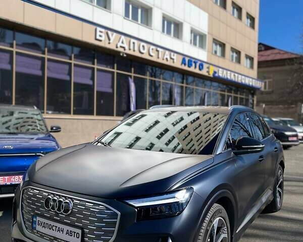 Синий Ауди Q4 e-tron, объемом двигателя 0 л и пробегом 14 тыс. км за 29499 $, фото 1 на Automoto.ua