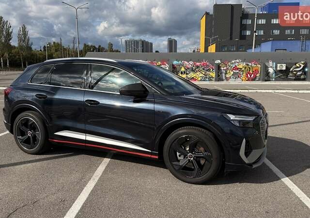 Синий Ауди Q4 e-tron, объемом двигателя 0 л и пробегом 12 тыс. км за 29900 $, фото 1 на Automoto.ua