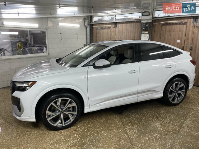 Белый Ауди Q4 Sportback e-tron, объемом двигателя 0 л и пробегом 14 тыс. км за 36000 $, фото 1 на Automoto.ua