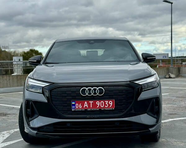 Серый Ауди Q4 Sportback e-tron, объемом двигателя 0 л и пробегом 82 тыс. км за 33000 $, фото 1 на Automoto.ua