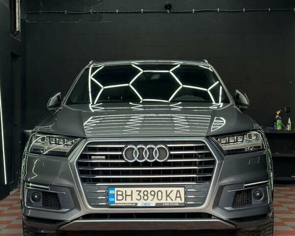 Серый Ауди Q7 e-tron, объемом двигателя 3 л и пробегом 297 тыс. км за 38000 $, фото 1 на Automoto.ua