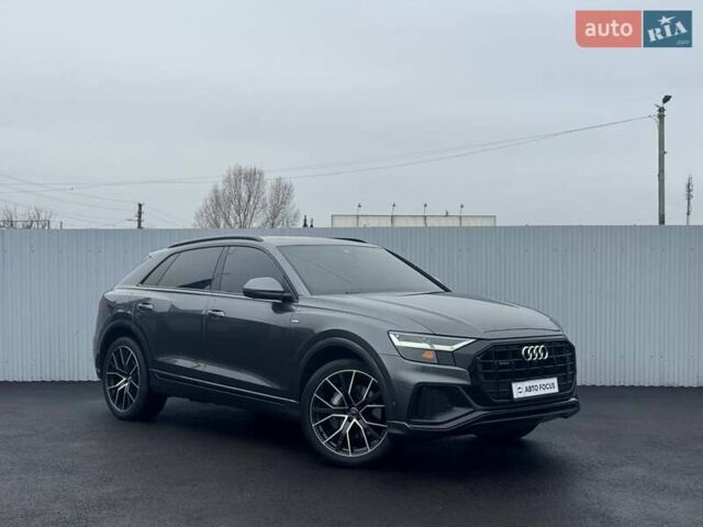 Серый Ауди Q8, объемом двигателя 3 л и пробегом 65 тыс. км за 49990 $, фото 1 на Automoto.ua