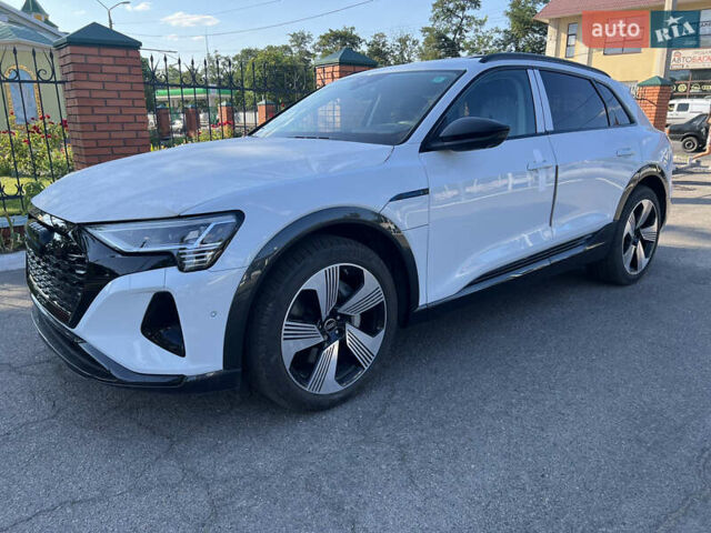 Белый Ауди Q8 e-tron, объемом двигателя 0 л и пробегом 2 тыс. км за 59500 $, фото 1 на Automoto.ua