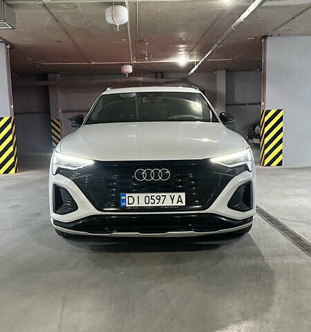 Белый Ауди Q8 e-tron, объемом двигателя 0 л и пробегом 72 тыс. км за 52000 $, фото 1 на Automoto.ua