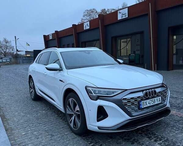 Белый Ауди Q8 e-tron, объемом двигателя 0 л и пробегом 3 тыс. км за 59100 $, фото 1 на Automoto.ua