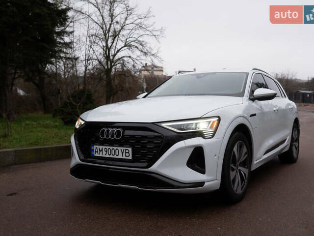 Белый Ауди Q8 e-tron, объемом двигателя 0 л и пробегом 30 тыс. км за 53500 $, фото 1 на Automoto.ua