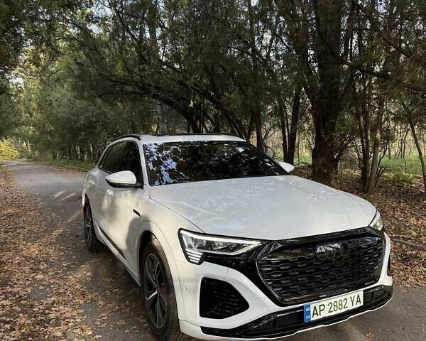 Белый Ауди Q8 e-tron, объемом двигателя 0 л и пробегом 11 тыс. км за 51000 $, фото 1 на Automoto.ua