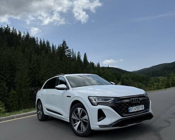 Білий Ауді Q8 e-tron, об'ємом двигуна 0 л та пробігом 5 тис. км за 46999 $, фото 1 на Automoto.ua