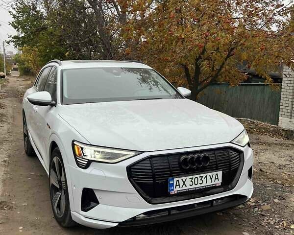 Белый Ауди Q8 e-tron, объемом двигателя 0 л и пробегом 10 тыс. км за 57000 $, фото 1 на Automoto.ua