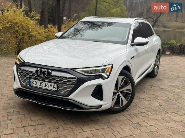 Белый Ауди Q8 e-tron, объемом двигателя 0 л и пробегом 63 тыс. км за 47800 $, фото 1 на Automoto.ua