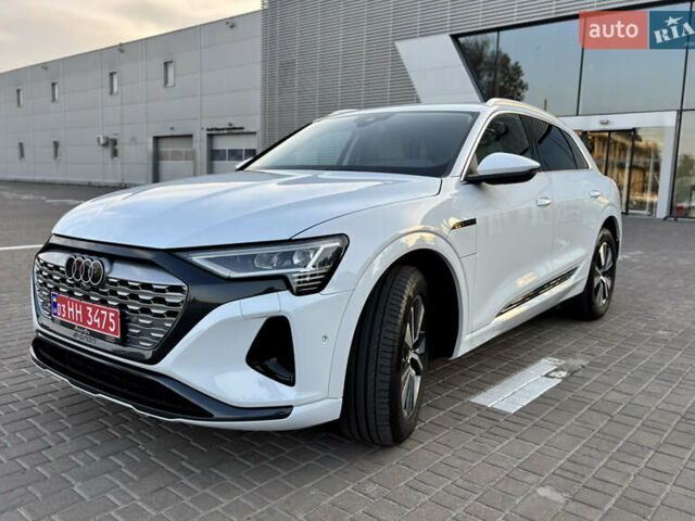 Белый Ауди Q8 e-tron, объемом двигателя 0 л и пробегом 21 тыс. км за 47450 $, фото 1 на Automoto.ua