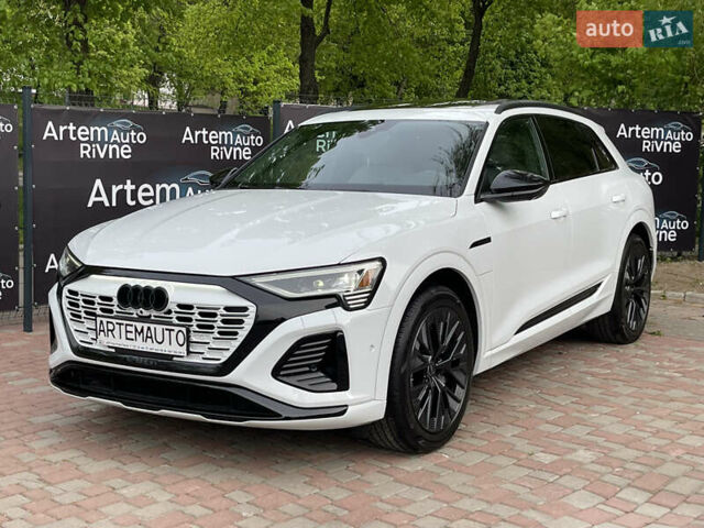 Белый Ауди Q8 e-tron, объемом двигателя 0 л и пробегом 2 тыс. км за 61000 $, фото 1 на Automoto.ua