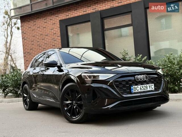 Чорний Ауді Q8 e-tron, об'ємом двигуна 0 л та пробігом 22 тис. км за 50999 $, фото 1 на Automoto.ua