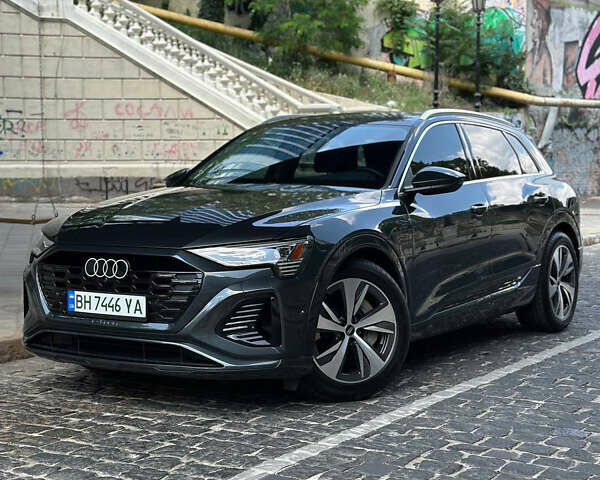 Серый Ауди Q8 e-tron, объемом двигателя 0 л и пробегом 4 тыс. км за 50999 $, фото 1 на Automoto.ua