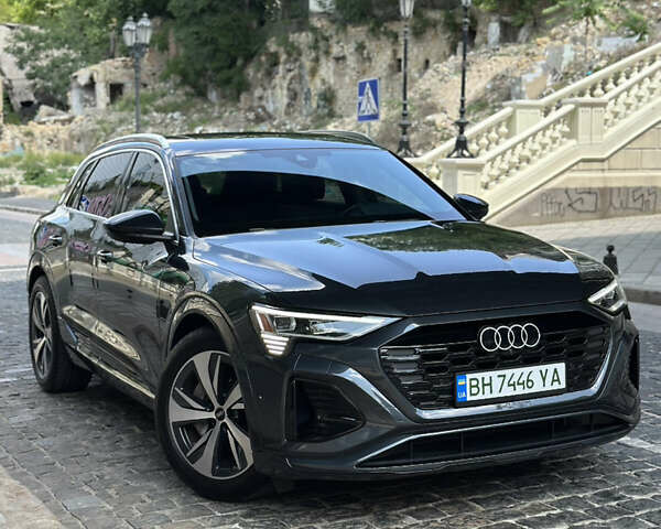 Сірий Ауді Q8 e-tron, об'ємом двигуна 0 л та пробігом 4 тис. км за 55000 $, фото 1 на Automoto.ua