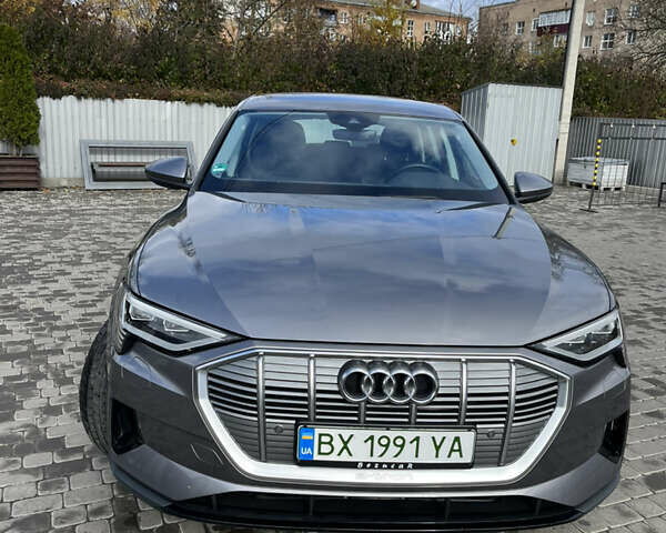 Серый Ауди Q8 e-tron, объемом двигателя 0 л и пробегом 25 тыс. км за 38200 $, фото 1 на Automoto.ua