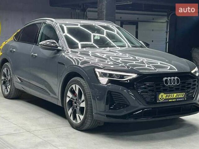 Сірий Ауді Q8 e-tron, об'ємом двигуна 0 л та пробігом 26 тис. км за 69500 $, фото 1 на Automoto.ua