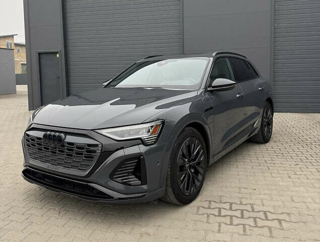 Серый Ауди Q8 e-tron, объемом двигателя 0 л и пробегом 21 тыс. км за 56500 $, фото 1 на Automoto.ua
