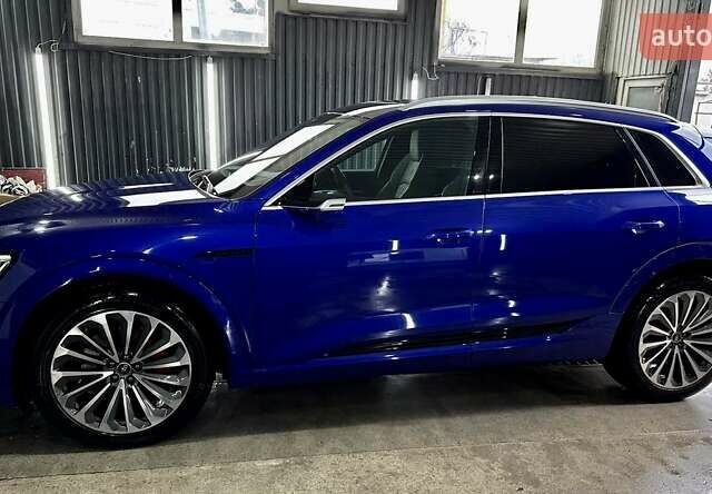 Синий Ауди Q8 e-tron, объемом двигателя 0 л и пробегом 31 тыс. км за 75000 $, фото 1 на Automoto.ua