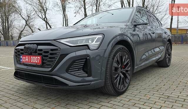 Серый Ауди Q8 Sportback e-tron, объемом двигателя 0 л и пробегом 65 тыс. км за 59999 $, фото 1 на Automoto.ua