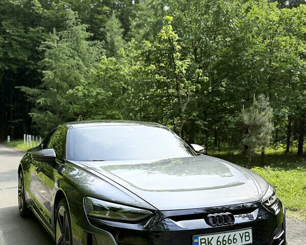 Серый Ауди RS e-tron GT, объемом двигателя 0 л и пробегом 52 тыс. км за 70500 $, фото 1 на Automoto.ua