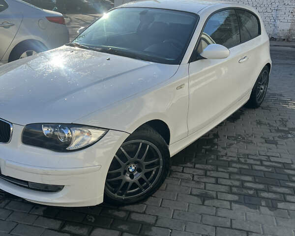 Белый БМВ 1 Серия, объемом двигателя 2 л и пробегом 220 тыс. км за 7000 $, фото 1 на Automoto.ua