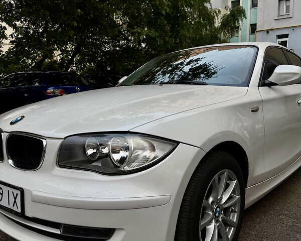 Білий БМВ 1 Серія, об'ємом двигуна 2 л та пробігом 240 тис. км за 7000 $, фото 1 на Automoto.ua