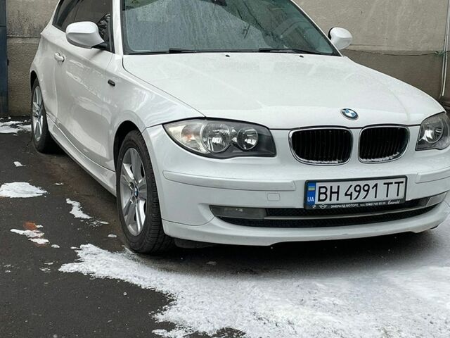 Білий БМВ 1 Серія, об'ємом двигуна 2 л та пробігом 290 тис. км за 6000 $, фото 1 на Automoto.ua