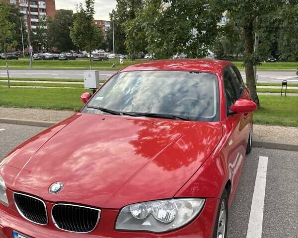 Красный БМВ 1 Серия, объемом двигателя 1.6 л и пробегом 260 тыс. км за 6000 $, фото 1 на Automoto.ua