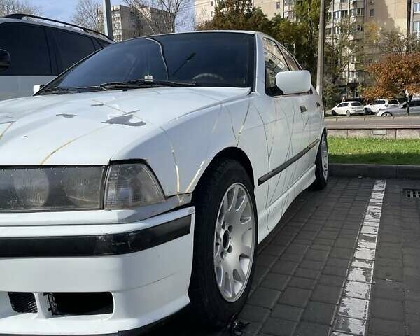 Белый БМВ 3 Серия, объемом двигателя 1.8 л и пробегом 200 тыс. км за 2700 $, фото 1 на Automoto.ua