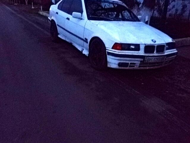 Белый БМВ 3 Серия, объемом двигателя 1.6 л и пробегом 250 тыс. км за 1200 $, фото 1 на Automoto.ua