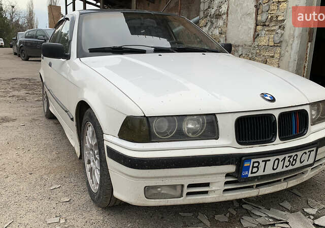 Белый БМВ 3 Серия, объемом двигателя 1.8 л и пробегом 300 тыс. км за 3000 $, фото 1 на Automoto.ua