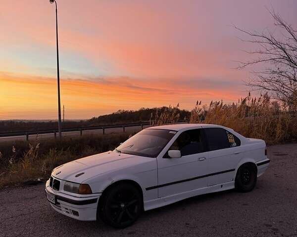 Белый БМВ 3 Серия, объемом двигателя 1.8 л и пробегом 77 тыс. км за 4000 $, фото 1 на Automoto.ua