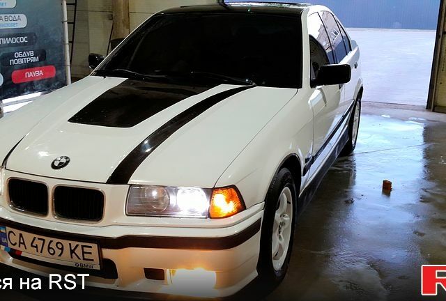 Белый БМВ 3 Серия, объемом двигателя 2.5 л и пробегом 438 тыс. км за 3900 $, фото 1 на Automoto.ua