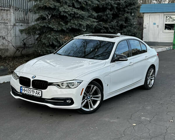 Білий БМВ 3 Серія, об'ємом двигуна 2 л та пробігом 99 тис. км за 17800 $, фото 1 на Automoto.ua