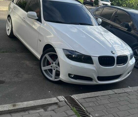 Белый БМВ 3 Серия, объемом двигателя 2 л и пробегом 281 тыс. км за 11000 $, фото 1 на Automoto.ua