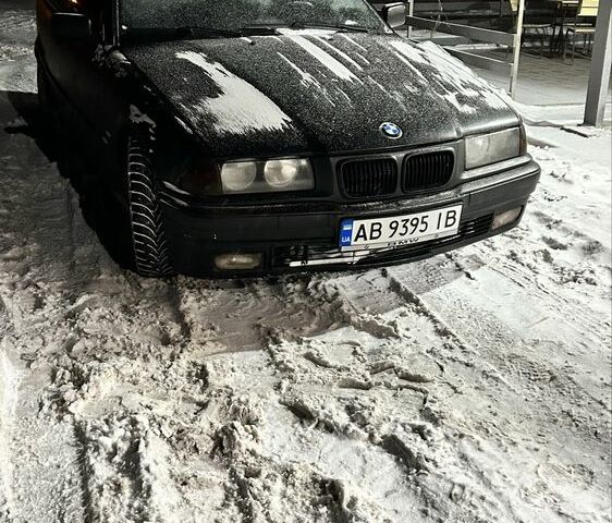 Черный БМВ 3 Серия, объемом двигателя 1.6 л и пробегом 300 тыс. км за 1735 $, фото 1 на Automoto.ua