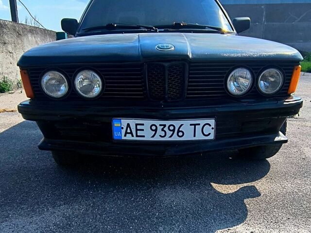 Черный БМВ 3 Серия, объемом двигателя 1.8 л и пробегом 300 тыс. км за 1000 $, фото 1 на Automoto.ua