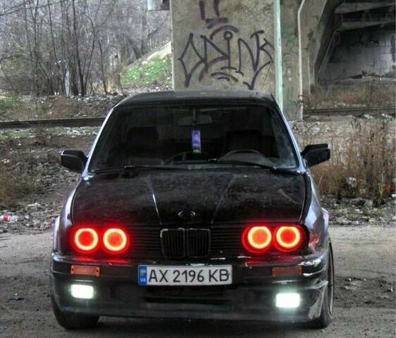 Черный БМВ 3 Серия, объемом двигателя 2 л и пробегом 300 тыс. км за 2350 $, фото 1 на Automoto.ua