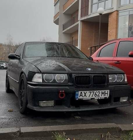 Черный БМВ 3 Серия, объемом двигателя 1.8 л и пробегом 300 тыс. км за 4000 $, фото 1 на Automoto.ua