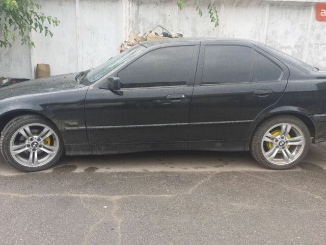 Чорний БМВ 3 Серія, об'ємом двигуна 1.8 л та пробігом 427 тис. км за 3800 $, фото 1 на Automoto.ua