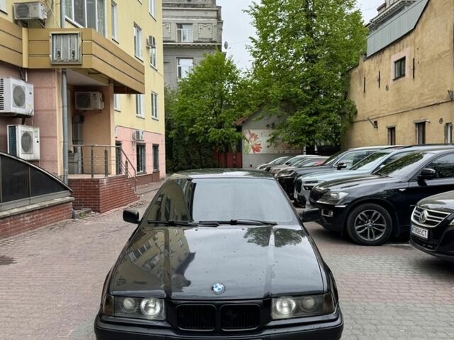 Черный БМВ 3 Серия, объемом двигателя 2.5 л и пробегом 350 тыс. км за 2999 $, фото 1 на Automoto.ua