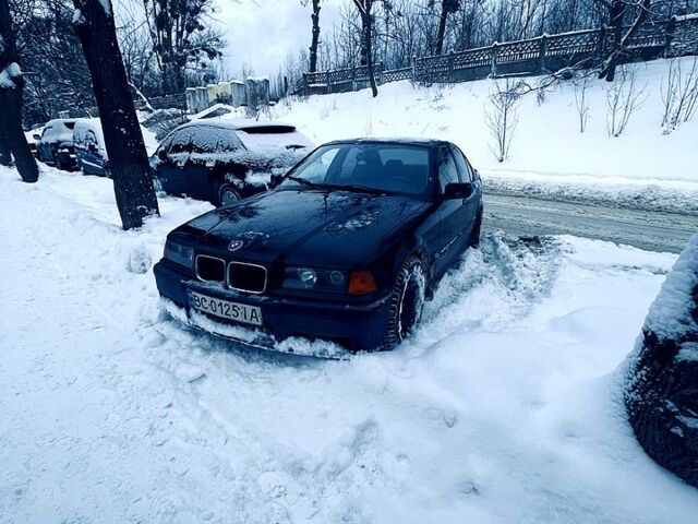 Черный БМВ 3 Серия, объемом двигателя 2 л и пробегом 250 тыс. км за 4500 $, фото 1 на Automoto.ua