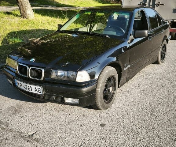 Черный БМВ 3 Серия, объемом двигателя 1.8 л и пробегом 274 тыс. км за 3500 $, фото 1 на Automoto.ua