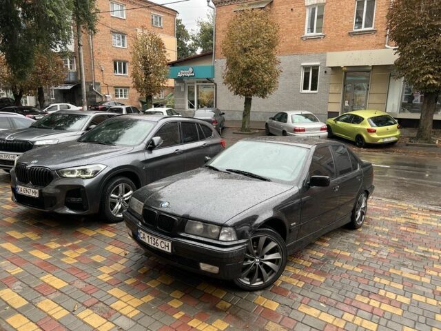 Черный БМВ 3 Серия, объемом двигателя 1.6 л и пробегом 385 тыс. км за 4000 $, фото 1 на Automoto.ua