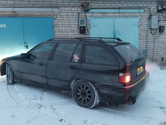 Черный БМВ 3 Серия, объемом двигателя 2 л и пробегом 300 тыс. км за 3000 $, фото 1 на Automoto.ua