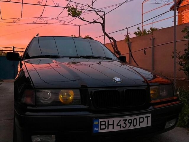 Черный БМВ 3 Серия, объемом двигателя 1.8 л и пробегом 370 тыс. км за 3600 $, фото 1 на Automoto.ua