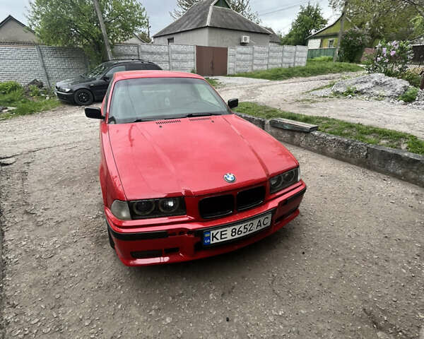 Красный БМВ 3 Серия, объемом двигателя 2 л и пробегом 300 тыс. км за 3600 $, фото 1 на Automoto.ua