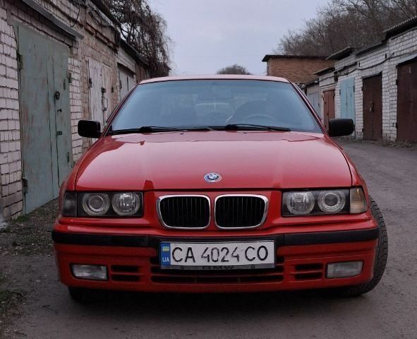 Красный БМВ 3 Серия, объемом двигателя 1.6 л и пробегом 50 тыс. км за 4500 $, фото 1 на Automoto.ua